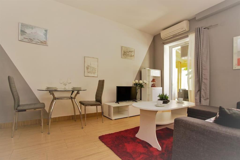 Appartamento Apartman Den,Rovinj Oaza U Centru Grada I Besplatnim Parkingom Esterno foto